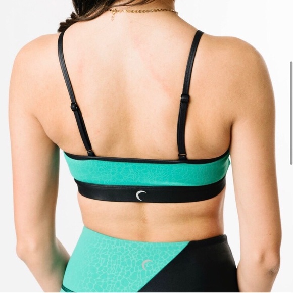 Zyia matching bra in black with teal leopard coloring, size medium - Picture 2 of 4